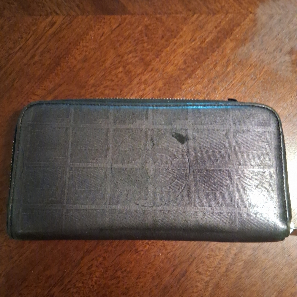 CHANEL Elegant Black Wallet